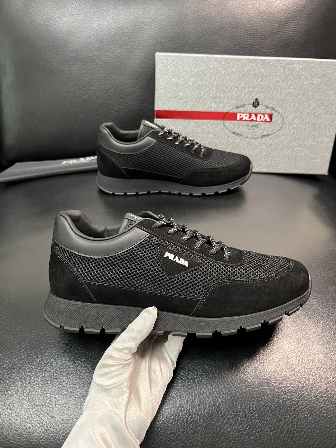 PRADA  高品质  顶级工艺品 普拉达 专柜同步 原厂配置，意大利进口原版牛皮面料，透气舒适进口水染