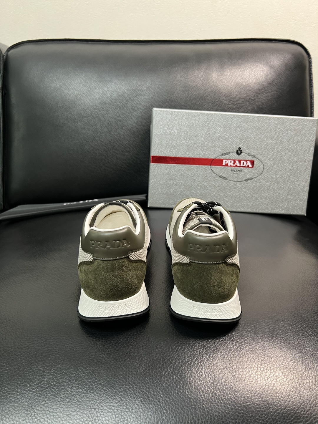PRADA  高品质  顶级工艺品 普拉达 专柜同步 原厂配置，意大利进口原版牛皮面料，透气舒适进口水染