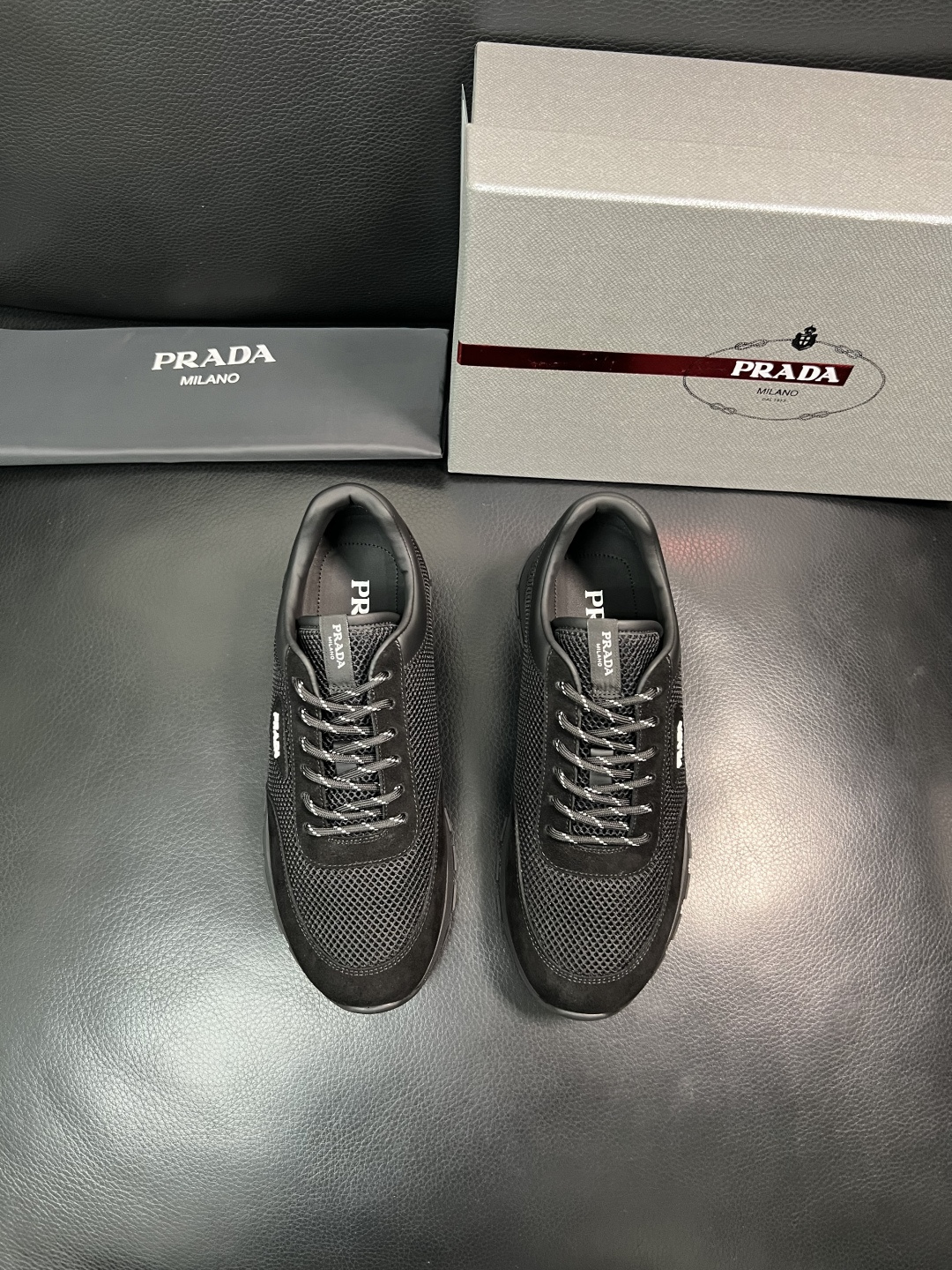 PRADA  高品质  顶级工艺品 普拉达 专柜同步 原厂配置，意大利进口原版牛皮面料，透气舒适进口水染