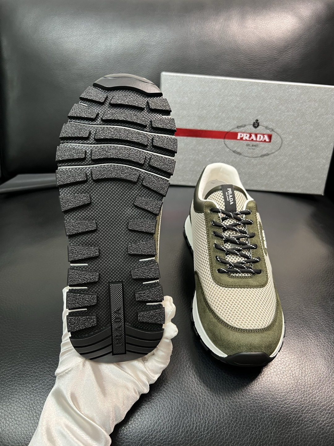 PRADA  高品质  顶级工艺品 普拉达 专柜同步 原厂配置，意大利进口原版牛皮面料，透气舒适进口水染