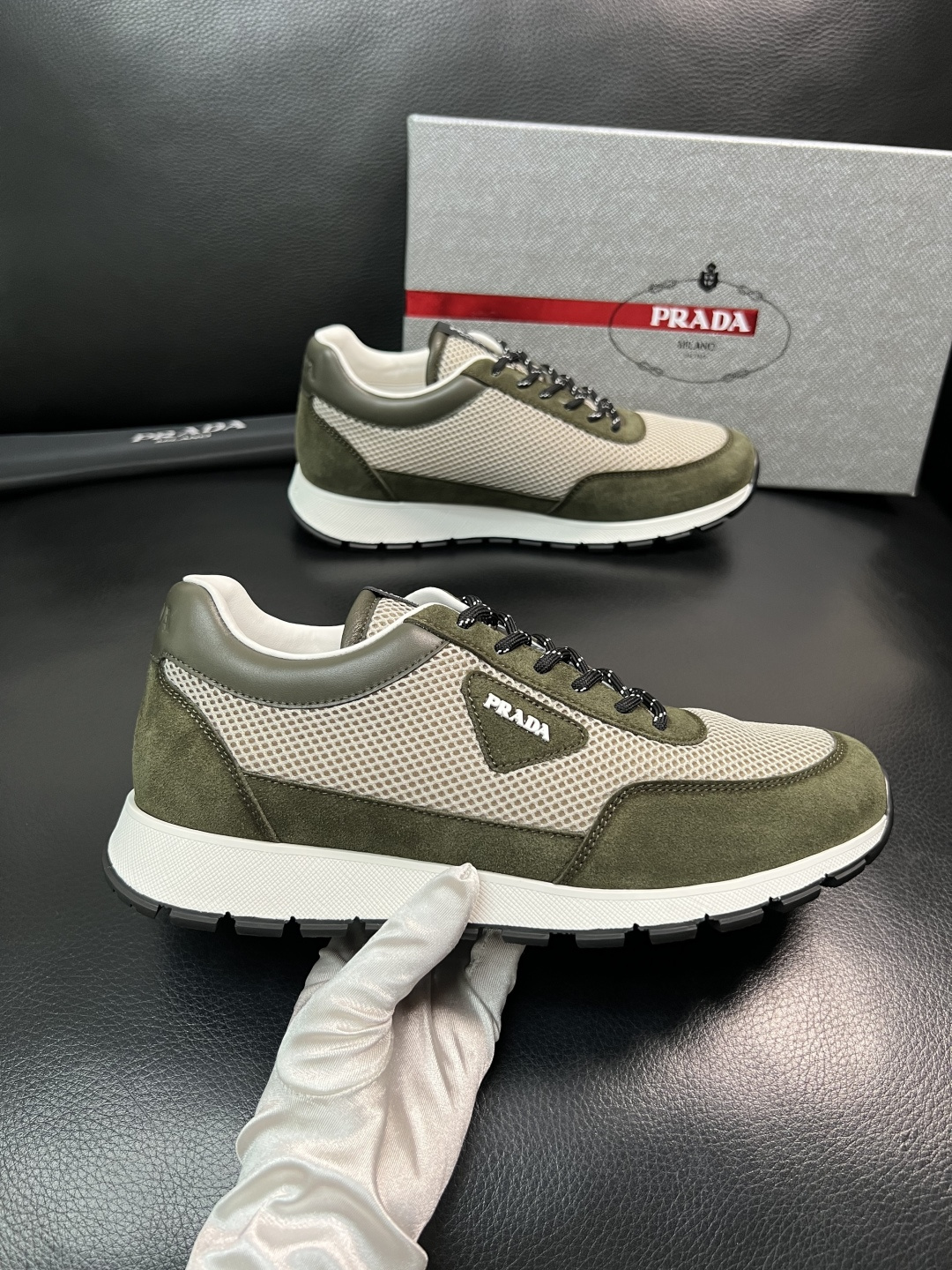 PRADA  高品质  顶级工艺品 普拉达 专柜同步 原厂配置，意大利进口原版牛皮面料，透气舒适进口水染