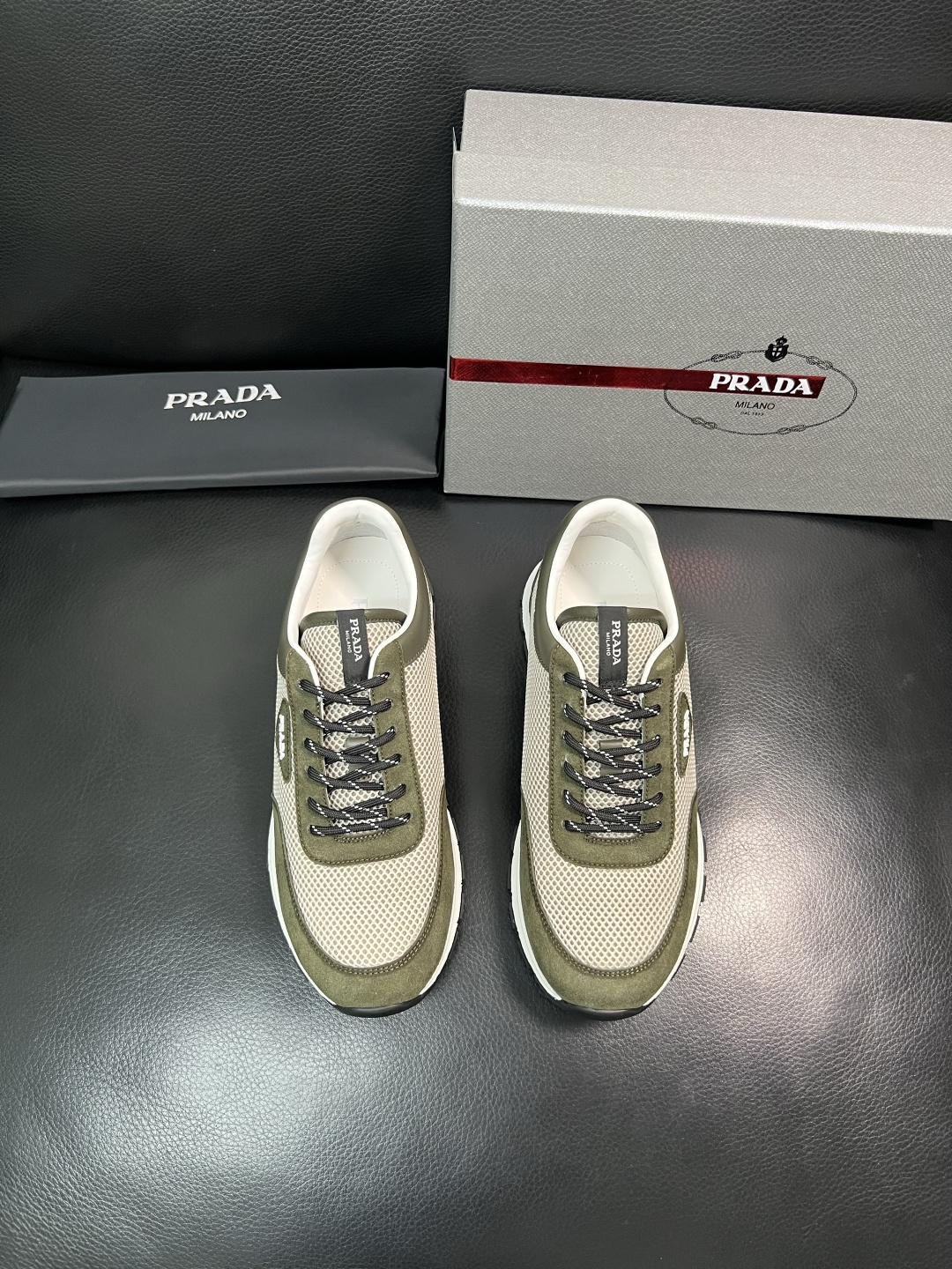PRADA  高品质  顶级工艺品 普拉达 专柜同步 原厂配置，意大利进口原版牛皮面料，透气舒适进口水染