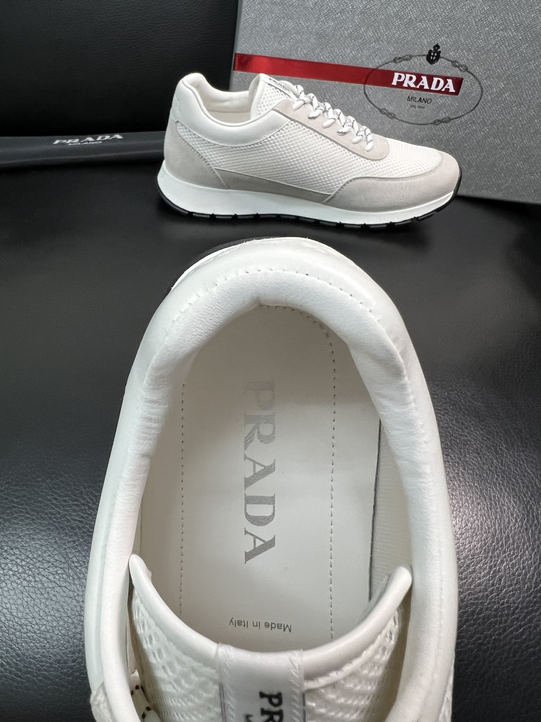 PRADA  高品质  顶级工艺品 普拉达 专柜同步 原厂配置，意大利进口原版牛皮面料，透气舒适进口水染
