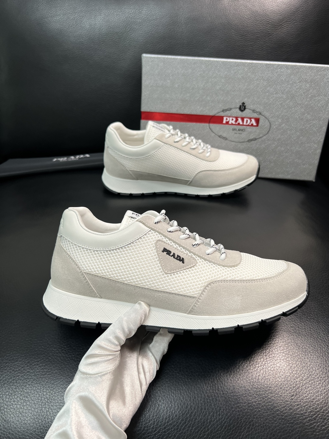 PRADA  高品质  顶级工艺品 普拉达 专柜同步 原厂配置，意大利进口原版牛皮面料，透气舒适进口水染