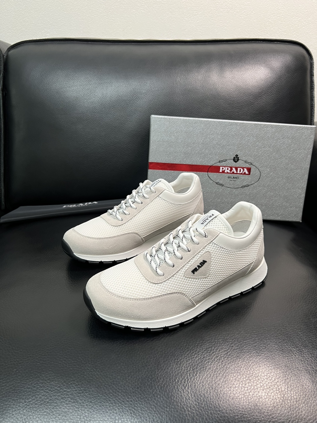 PRADA  高品质  顶级工艺品 普拉达 专柜同步 原厂配置，意大利进口原版牛皮面料，透气舒适进口水染