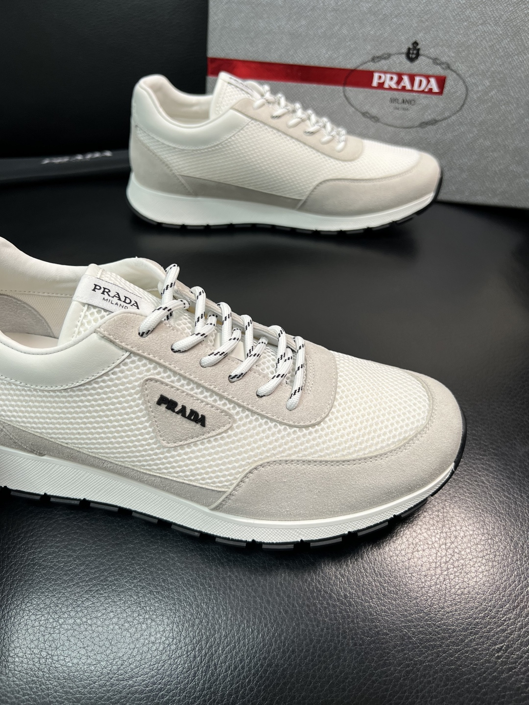PRADA  高品质  顶级工艺品 普拉达 专柜同步 原厂配置，意大利进口原版牛皮面料，透气舒适进口水染