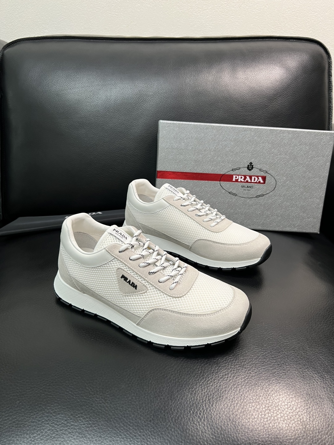 PRADA  高品质  顶级工艺品 普拉达 专柜同步 原厂配置，意大利进口原版牛皮面料，透气舒适进口水染
