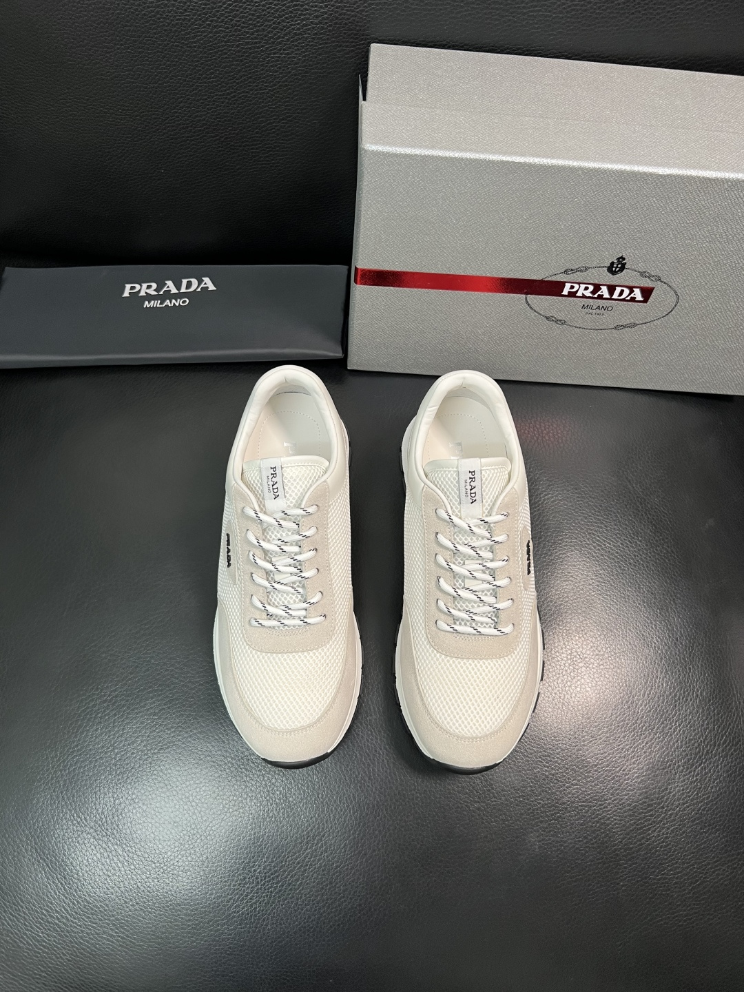 PRADA  高品质  顶级工艺品 普拉达 专柜同步 原厂配置，意大利进口原版牛皮面料，透气舒适进口水染