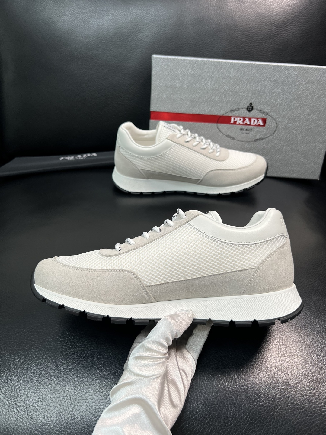 PRADA  高品质  顶级工艺品 普拉达 专柜同步 原厂配置，意大利进口原版牛皮面料，透气舒适进口水染