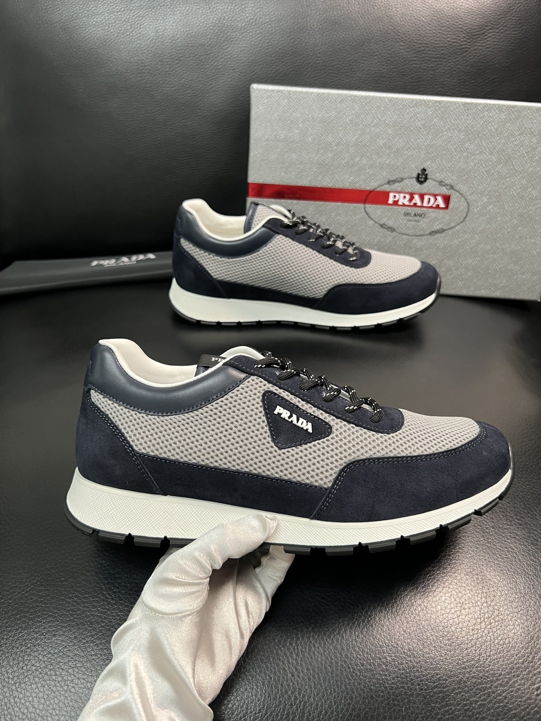 PRADA  高品质  顶级工艺品 普拉达 专柜同步 原厂配置，意大利进口原版牛皮面料，透气舒适进口水染