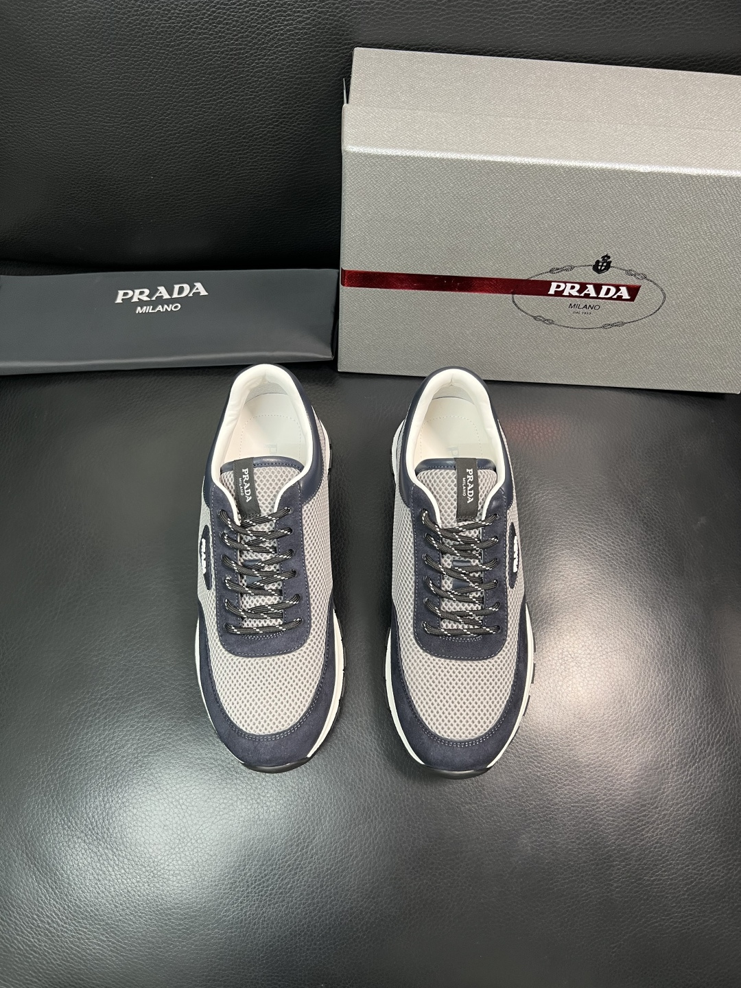 PRADA  高品质  顶级工艺品 普拉达 专柜同步 原厂配置，意大利进口原版牛皮面料，透气舒适进口水染