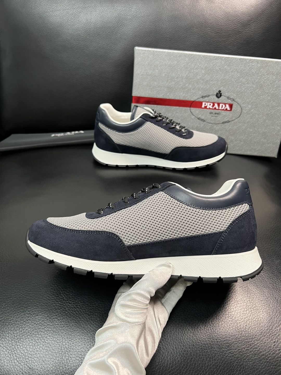 PRADA  高品质  顶级工艺品 普拉达 专柜同步 原厂配置，意大利进口原版牛皮面料，透气舒适进口水染