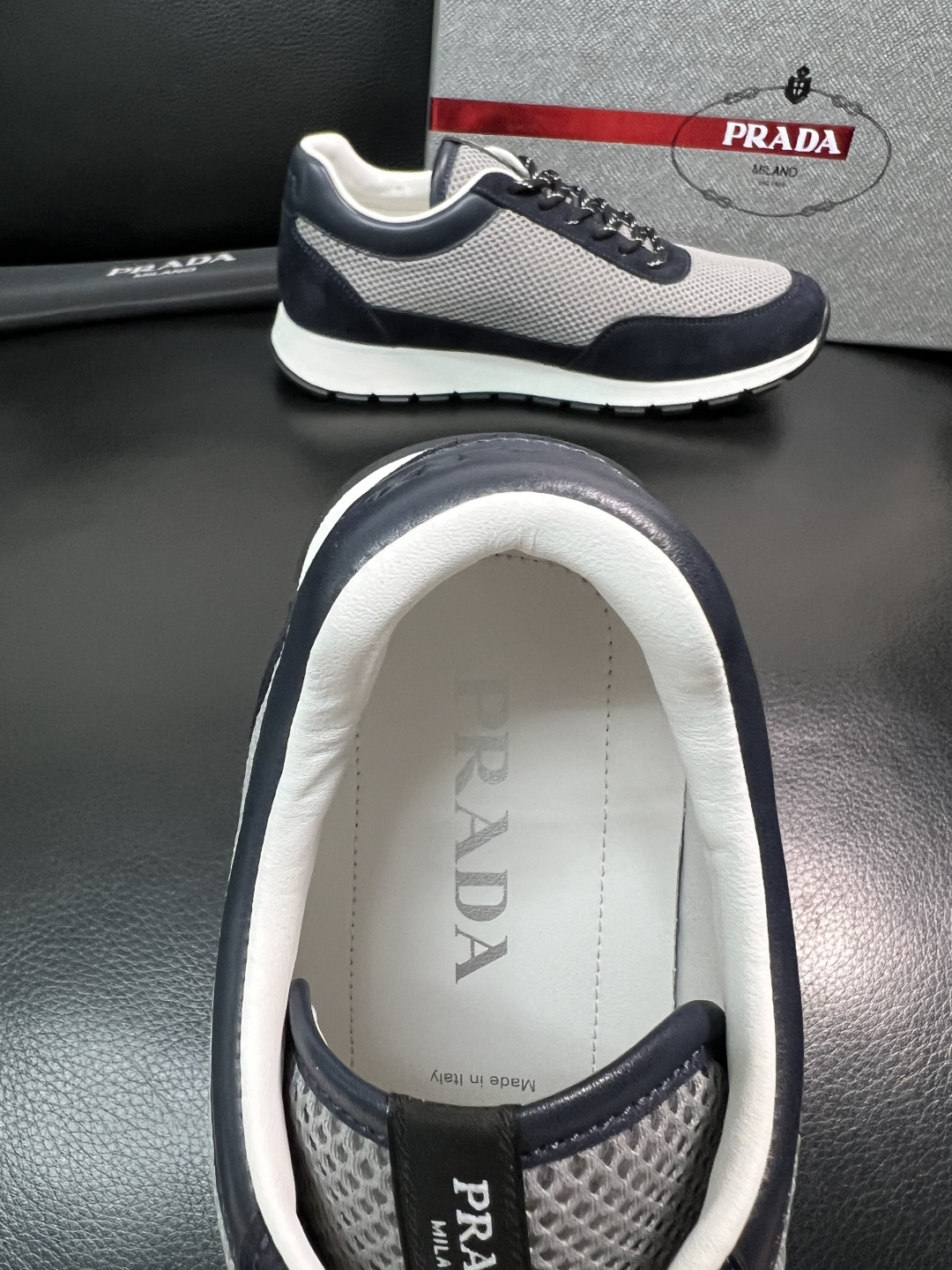 PRADA  高品质  顶级工艺品 普拉达 专柜同步 原厂配置，意大利进口原版牛皮面料，透气舒适进口水染