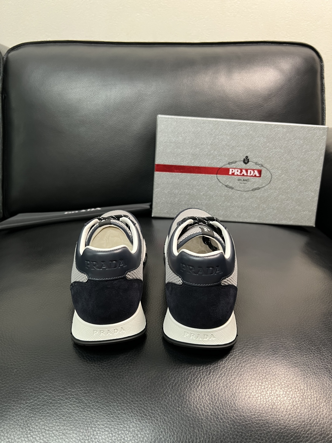 PRADA  高品质  顶级工艺品 普拉达 专柜同步 原厂配置，意大利进口原版牛皮面料，透气舒适进口水染