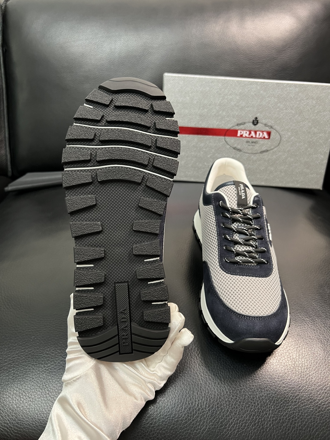 PRADA  高品质  顶级工艺品 普拉达 专柜同步 原厂配置，意大利进口原版牛皮面料，透气舒适进口水染