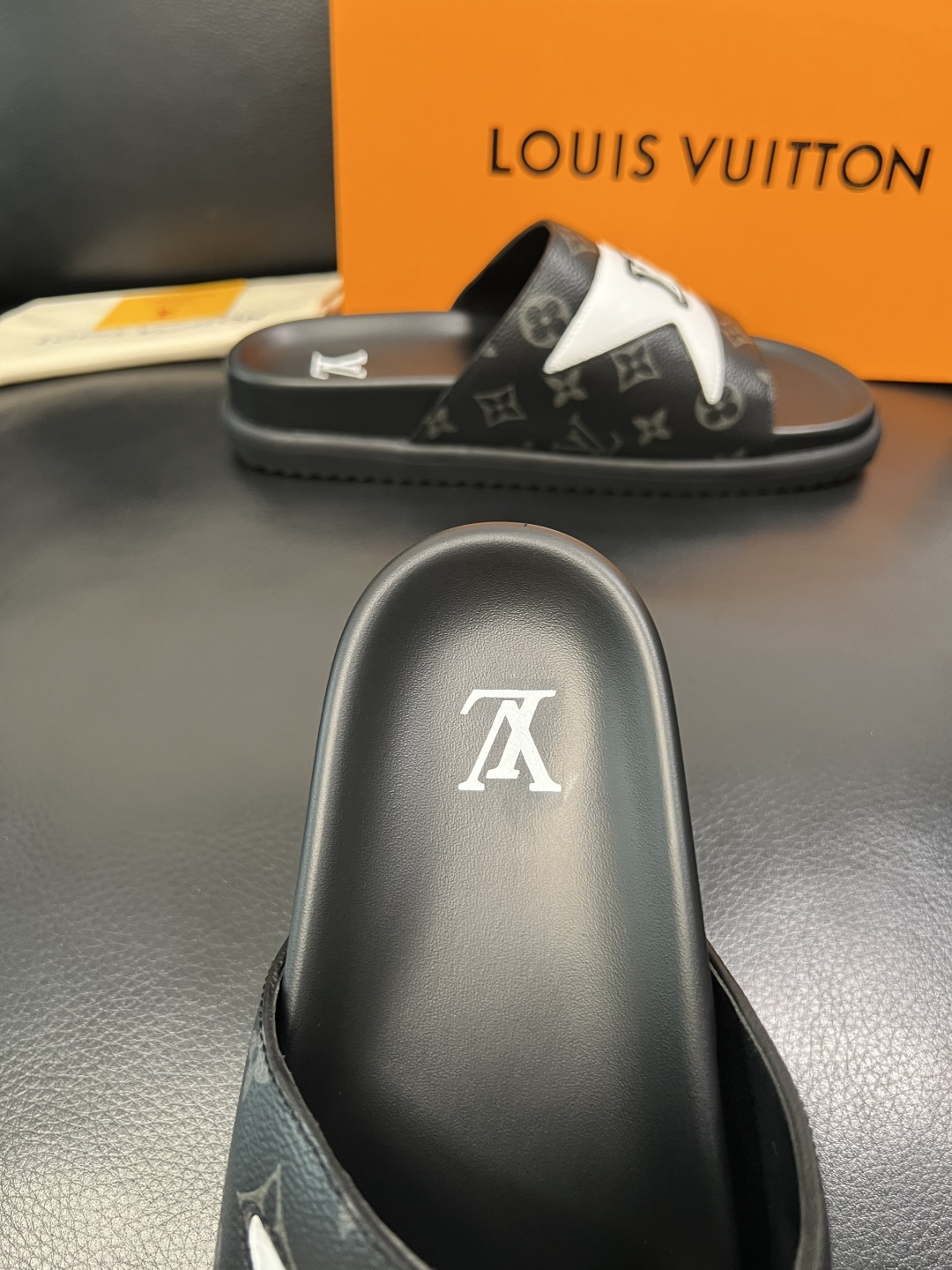 Lv  高品质  顶级工艺品  路易威登，拖鞋  专柜同步原厂配置，鞋面意大利进口，高品质拼接缤纷色彩复