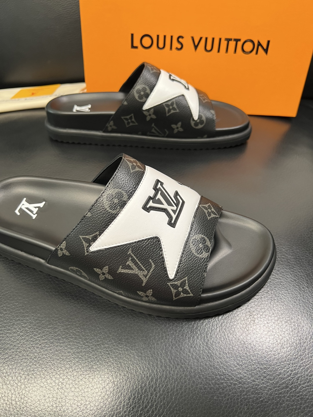 Lv  高品质  顶级工艺品  路易威登，拖鞋  专柜同步原厂配置，鞋面意大利进口，高品质拼接缤纷色彩复