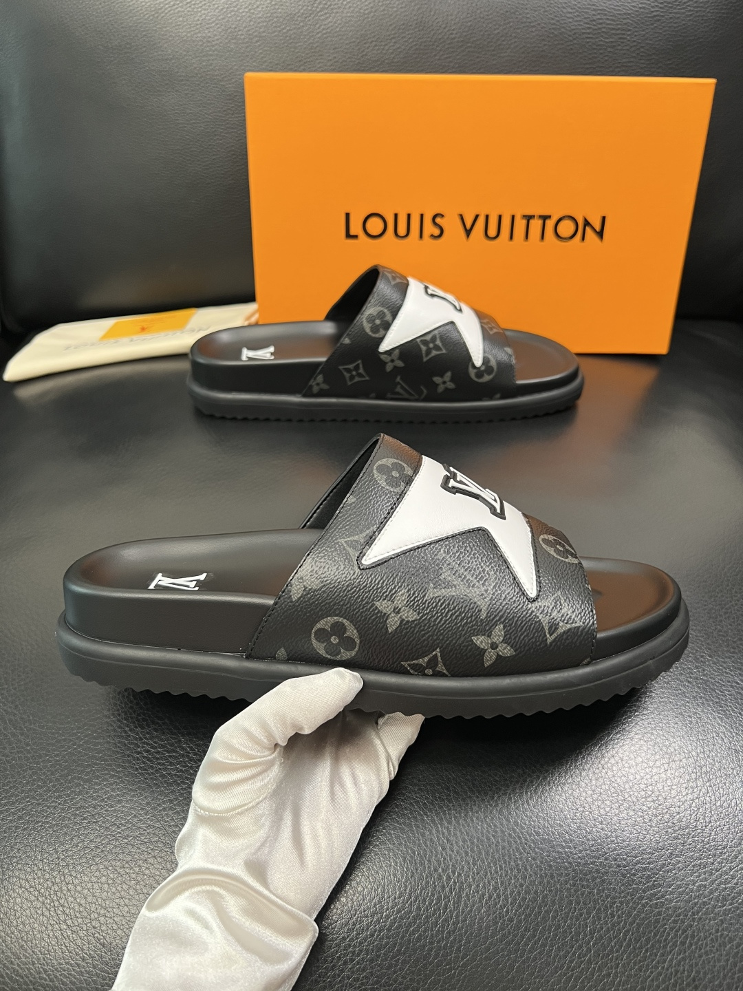 Lv  高品质  顶级工艺品  路易威登，拖鞋  专柜同步原厂配置，鞋面意大利进口，高品质拼接缤纷色彩复