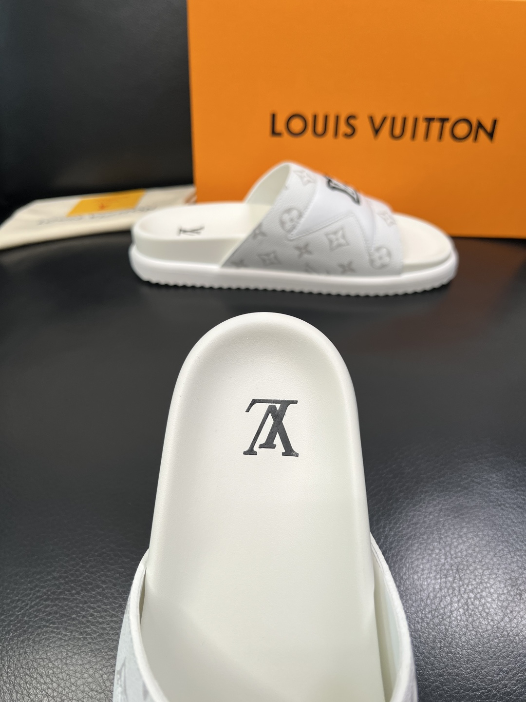 Lv  高品质  顶级工艺品  路易威登，拖鞋  专柜同步原厂配置，鞋面意大利进口，高品质拼接缤纷色彩复