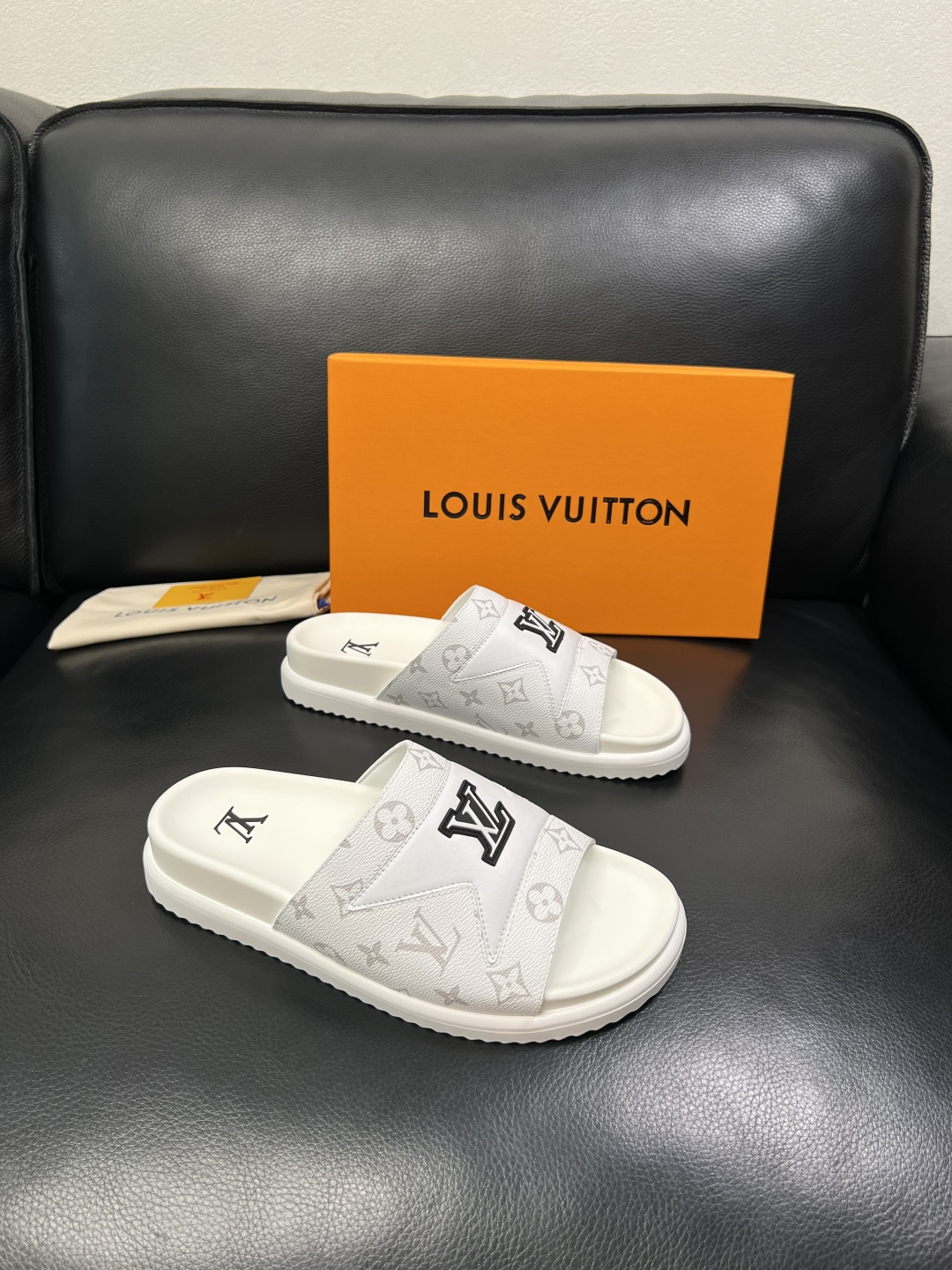 Lv  高品质  顶级工艺品  路易威登，拖鞋  专柜同步原厂配置，鞋面意大利进口，高品质拼接缤纷色彩复
