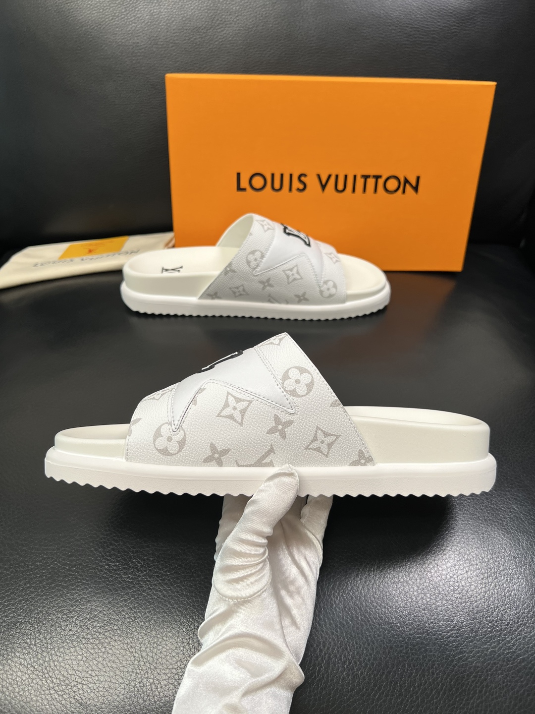 Lv  高品质  顶级工艺品  路易威登，拖鞋  专柜同步原厂配置，鞋面意大利进口，高品质拼接缤纷色彩复