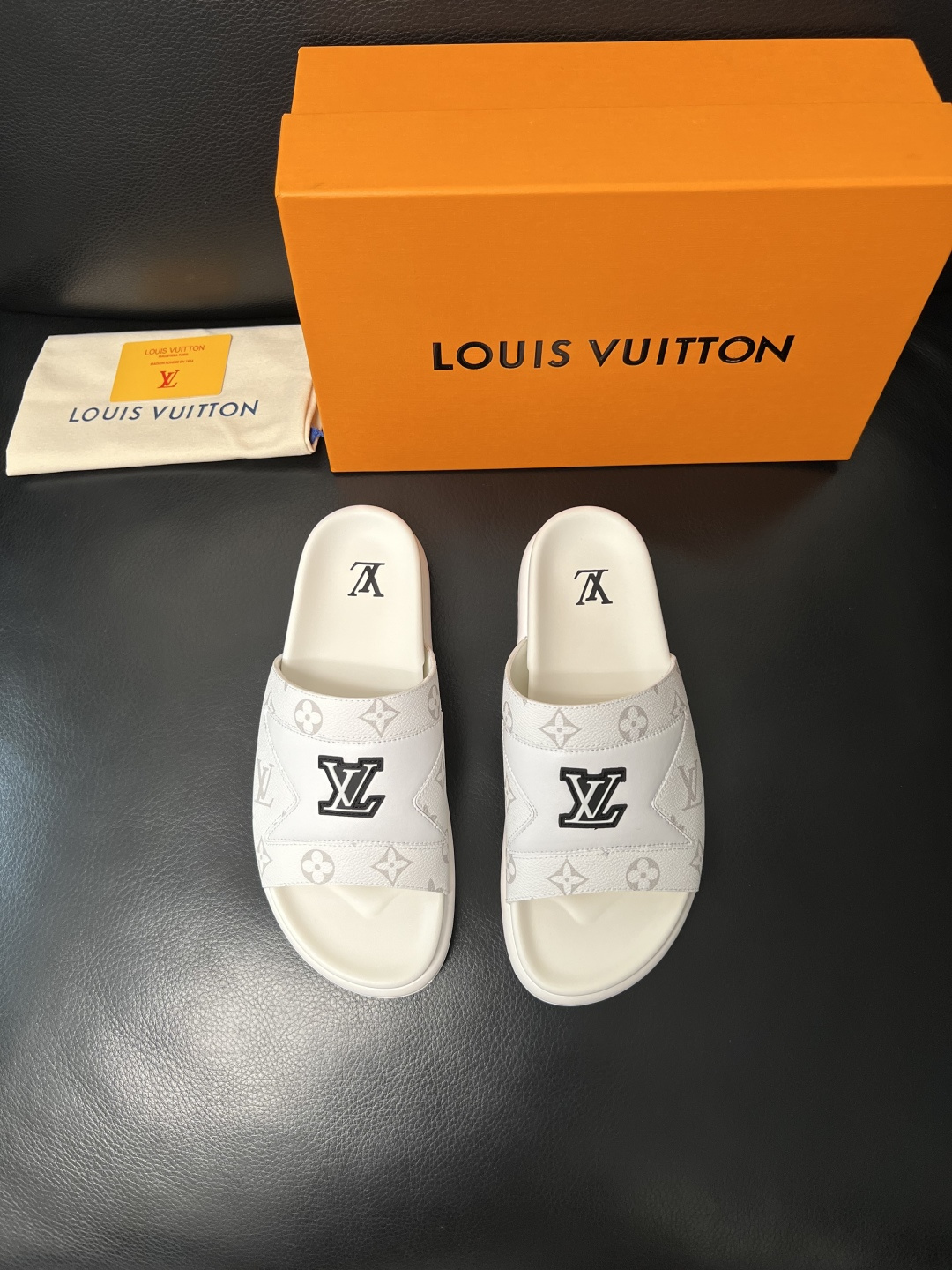 Lv  高品质  顶级工艺品  路易威登，拖鞋  专柜同步原厂配置，鞋面意大利进口，高品质拼接缤纷色彩复