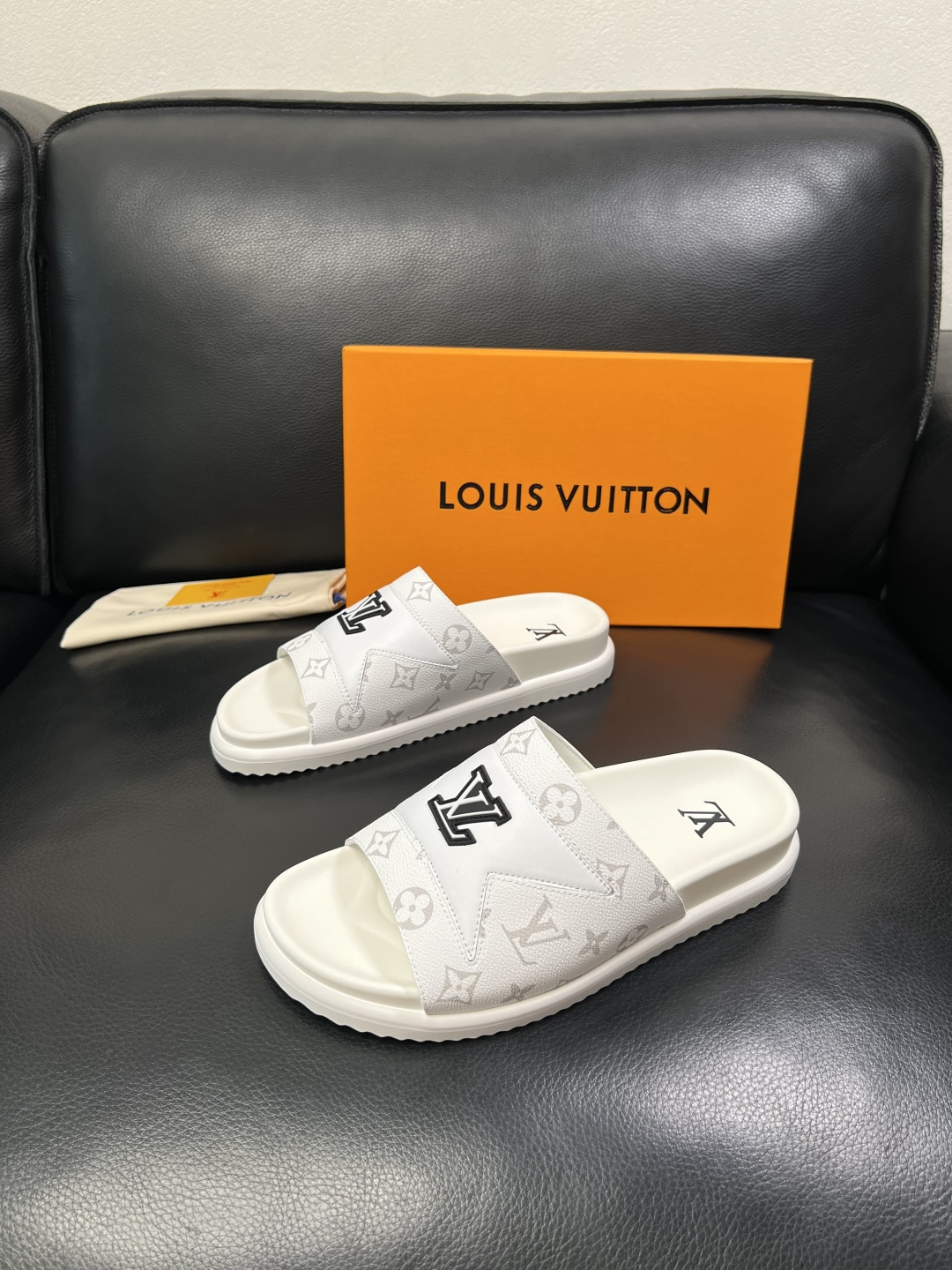 Lv  高品质  顶级工艺品  路易威登，拖鞋  专柜同步原厂配置，鞋面意大利进口，高品质拼接缤纷色彩复