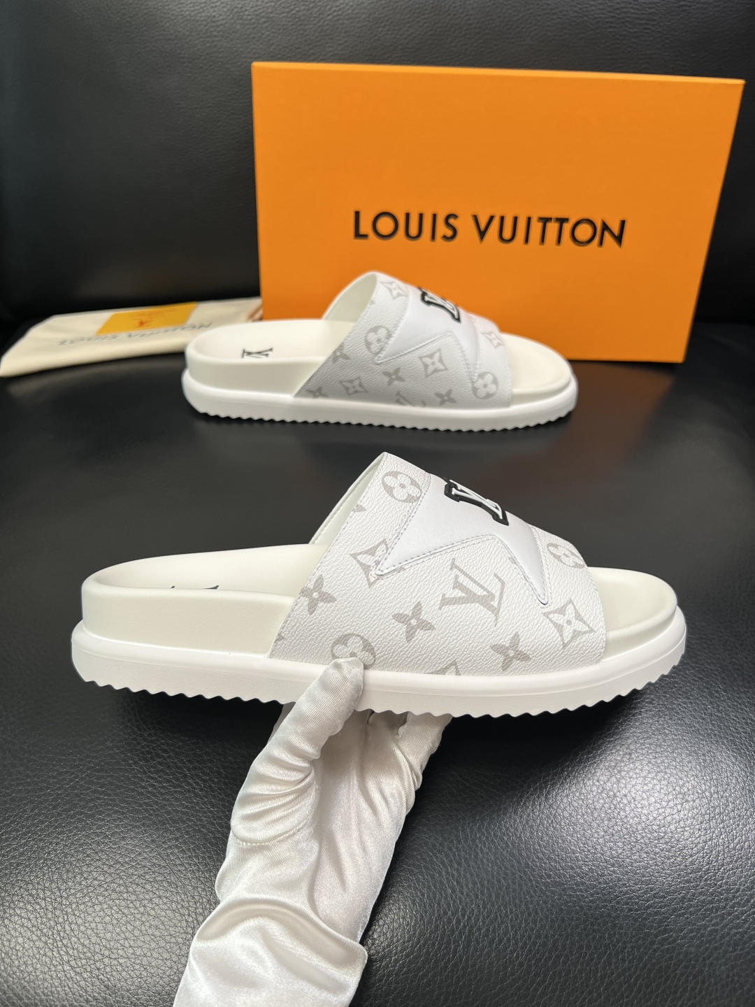 Lv  高品质  顶级工艺品  路易威登，拖鞋  专柜同步原厂配置，鞋面意大利进口，高品质拼接缤纷色彩复