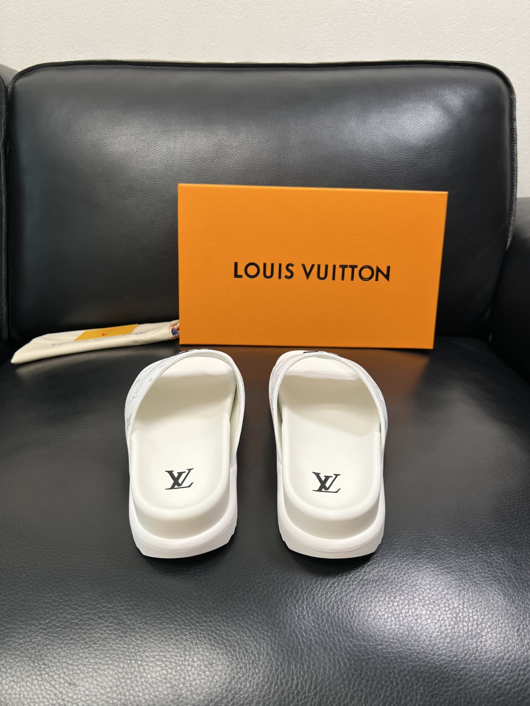 Lv  高品质  顶级工艺品  路易威登，拖鞋  专柜同步原厂配置，鞋面意大利进口，高品质拼接缤纷色彩复