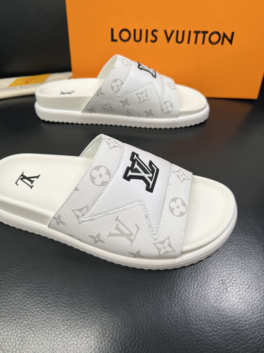 Lv  高品质  顶级工艺品  路易威登，拖鞋  专柜同步原厂配置，鞋面意大利进口，高品质拼接缤纷色彩复