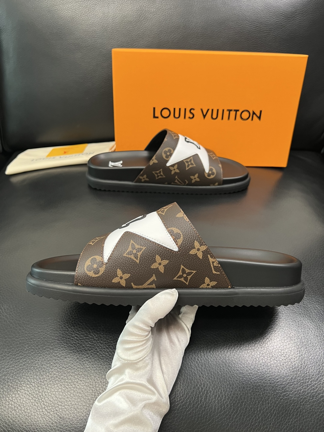 Lv  高品质  顶级工艺品  路易威登，拖鞋  专柜同步原厂配置，鞋面意大利进口，高品质拼接缤纷色彩复