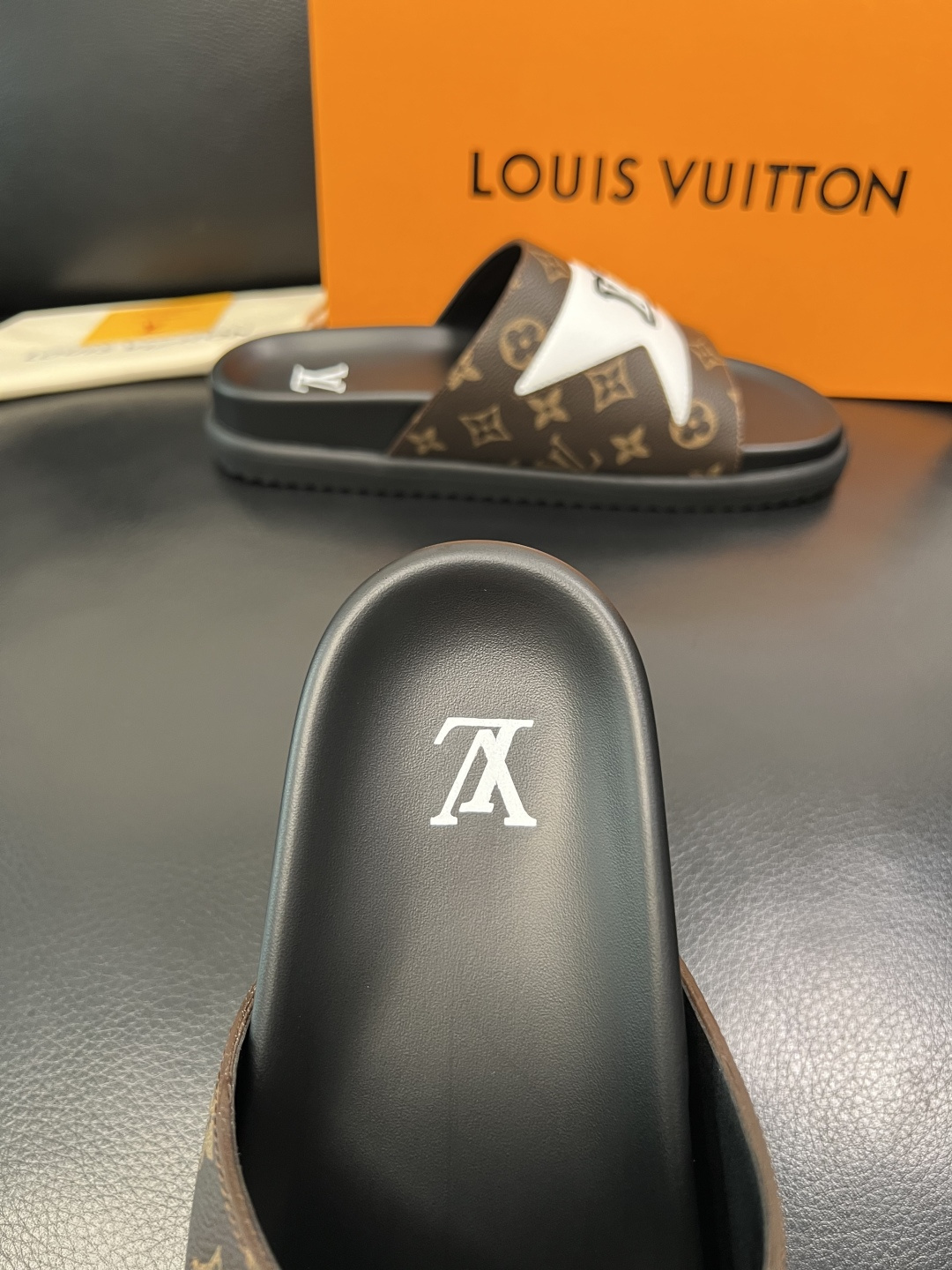 Lv  高品质  顶级工艺品  路易威登，拖鞋  专柜同步原厂配置，鞋面意大利进口，高品质拼接缤纷色彩复