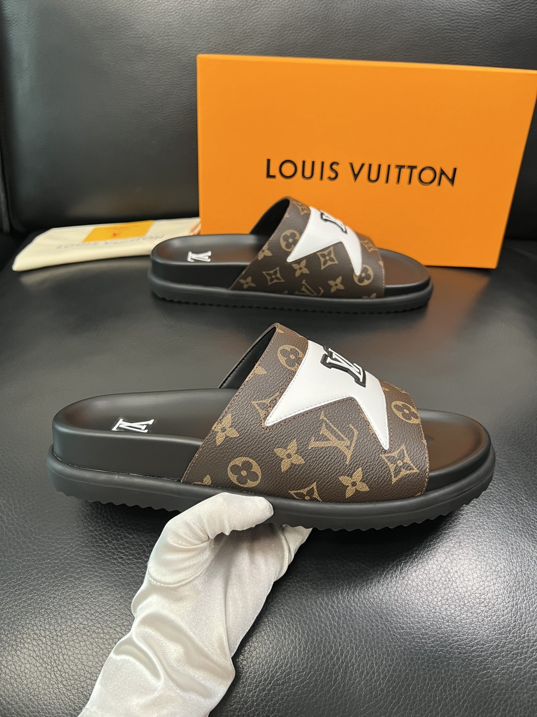 Lv  高品质  顶级工艺品  路易威登，拖鞋  专柜同步原厂配置，鞋面意大利进口，高品质拼接缤纷色彩复