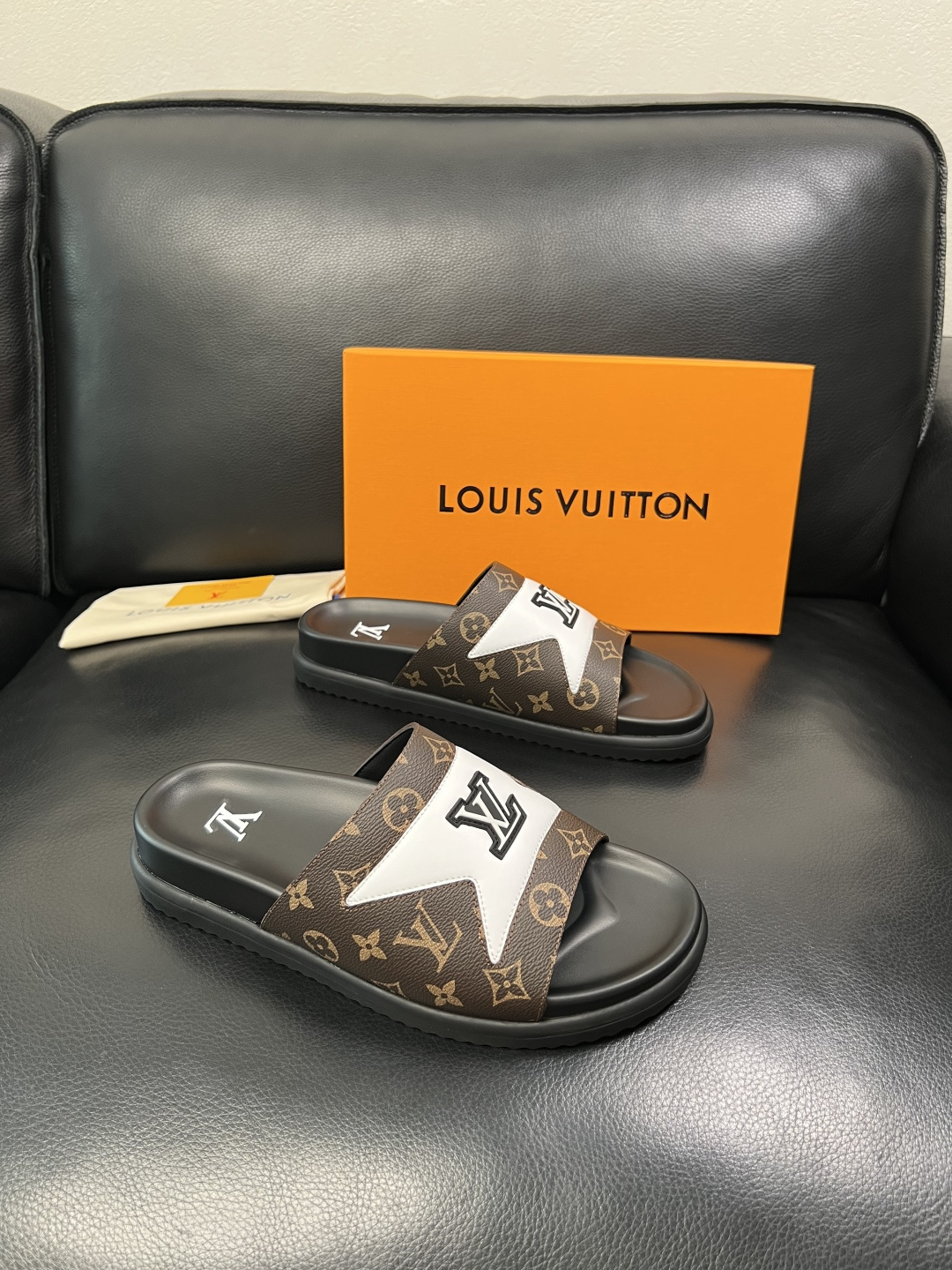 Lv  高品质  顶级工艺品  路易威登，拖鞋  专柜同步原厂配置，鞋面意大利进口，高品质拼接缤纷色彩复