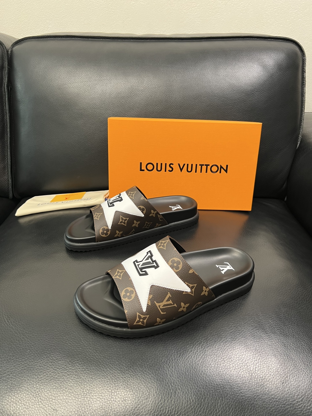 Lv  高品质  顶级工艺品  路易威登，拖鞋  专柜同步原厂配置，鞋面意大利进口，高品质拼接缤纷色彩复