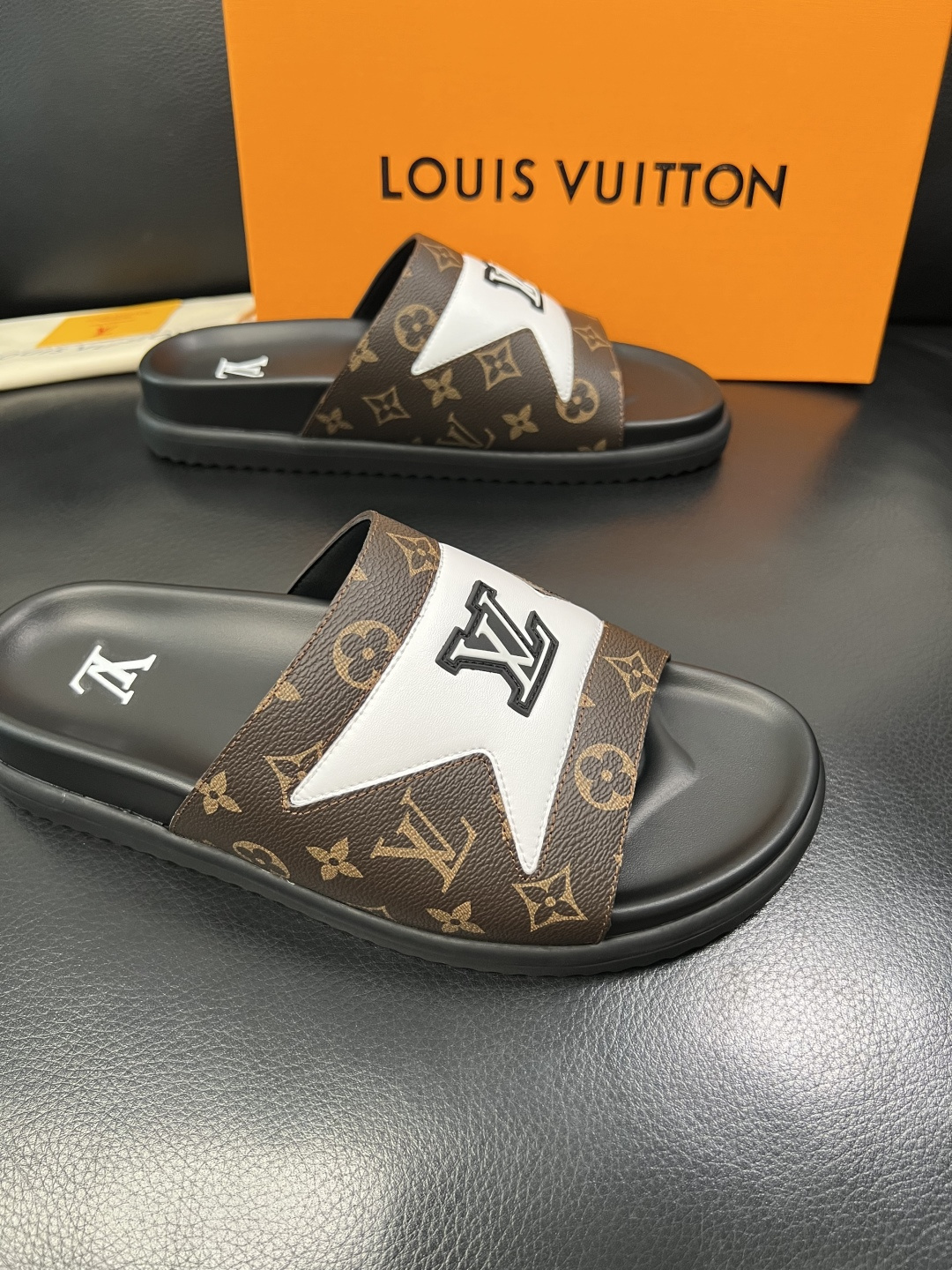Lv  高品质  顶级工艺品  路易威登，拖鞋  专柜同步原厂配置，鞋面意大利进口，高品质拼接缤纷色彩复