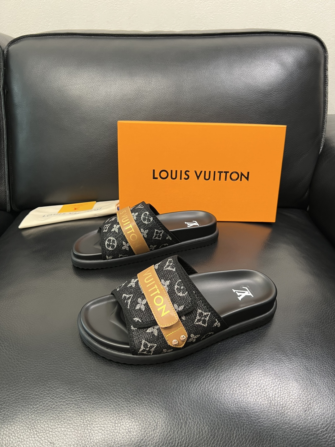 Lv  高品质  顶级工艺品  路易威登，拖鞋  专柜同步原厂配置，鞋面意大利进口，高品质拼接缤纷色彩复