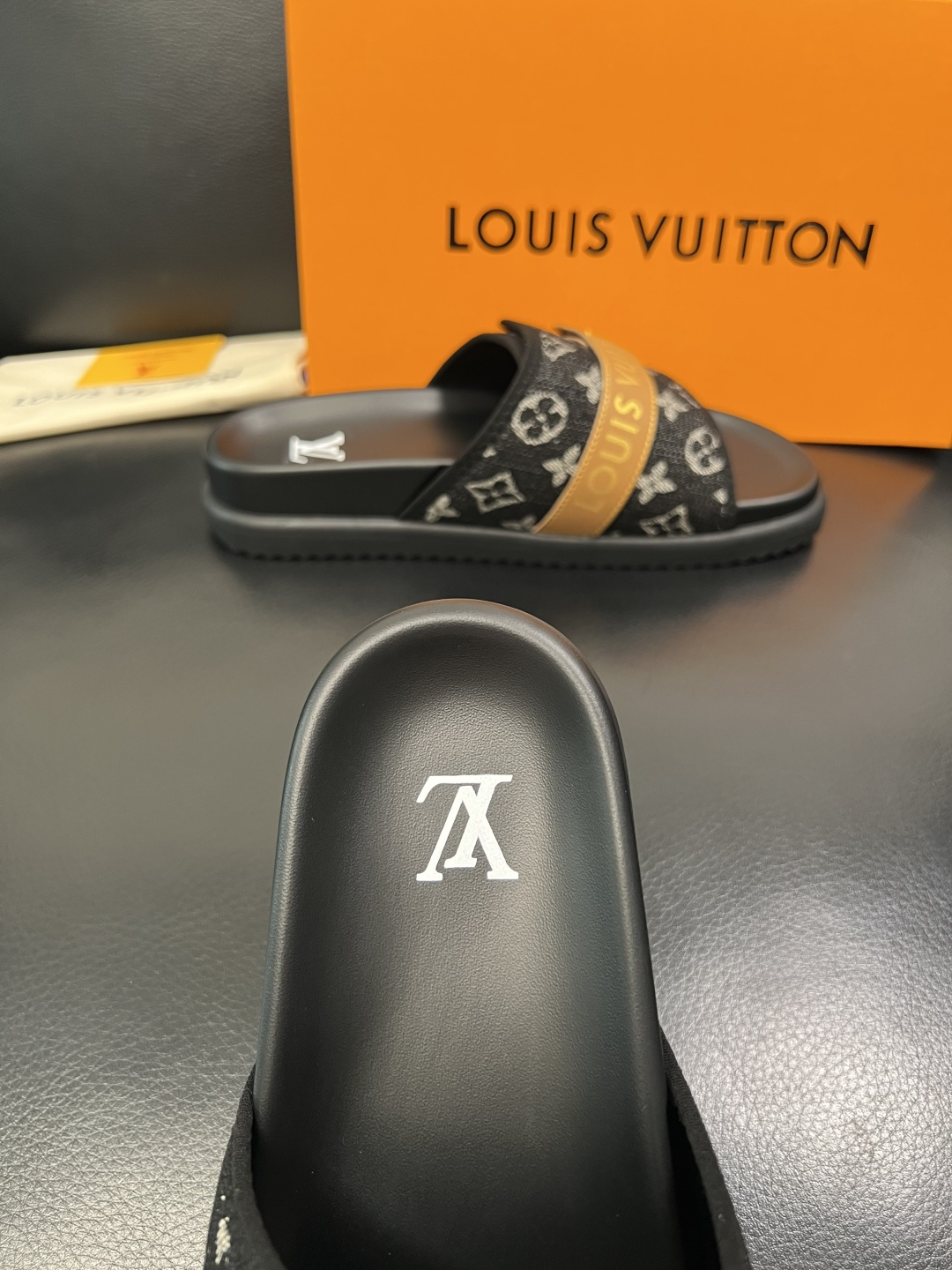 Lv  高品质  顶级工艺品  路易威登，拖鞋  专柜同步原厂配置，鞋面意大利进口，高品质拼接缤纷色彩复
