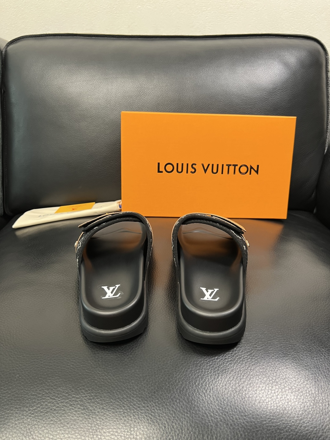 Lv  高品质  顶级工艺品  路易威登，拖鞋  专柜同步原厂配置，鞋面意大利进口，高品质拼接缤纷色彩复