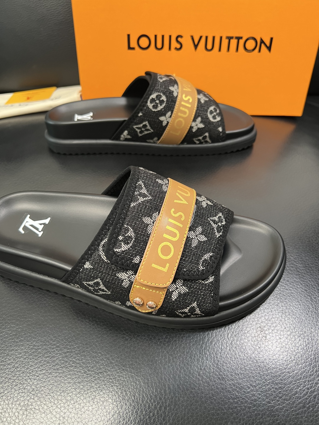 Lv  高品质  顶级工艺品  路易威登，拖鞋  专柜同步原厂配置，鞋面意大利进口，高品质拼接缤纷色彩复