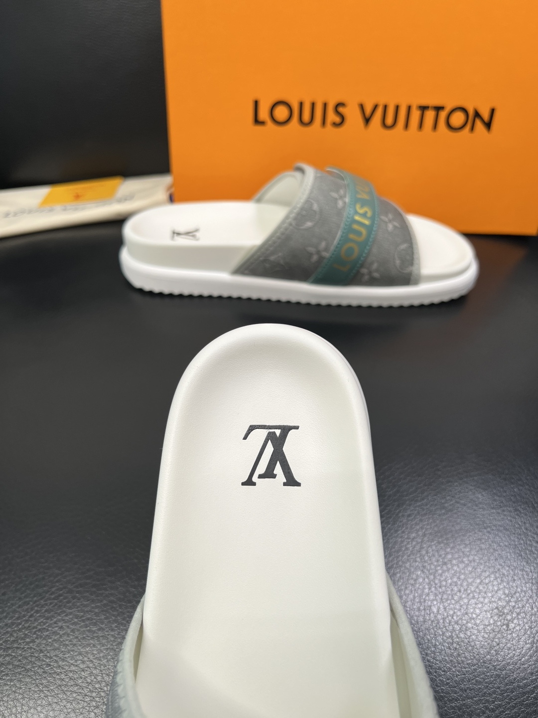 Lv  高品质  顶级工艺品  路易威登，拖鞋  专柜同步原厂配置，鞋面意大利进口，高品质拼接缤纷色彩复