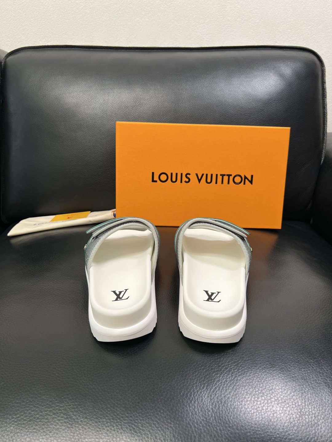 Lv  高品质  顶级工艺品  路易威登，拖鞋  专柜同步原厂配置，鞋面意大利进口，高品质拼接缤纷色彩复