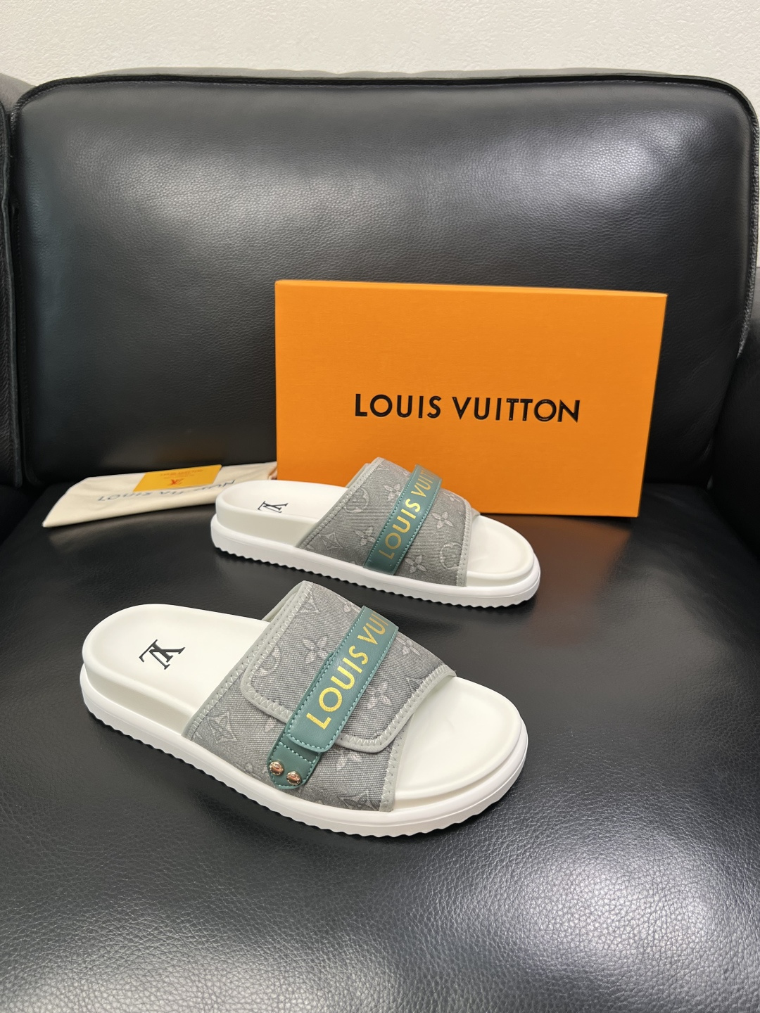 Lv  高品质  顶级工艺品  路易威登，拖鞋  专柜同步原厂配置，鞋面意大利进口，高品质拼接缤纷色彩复