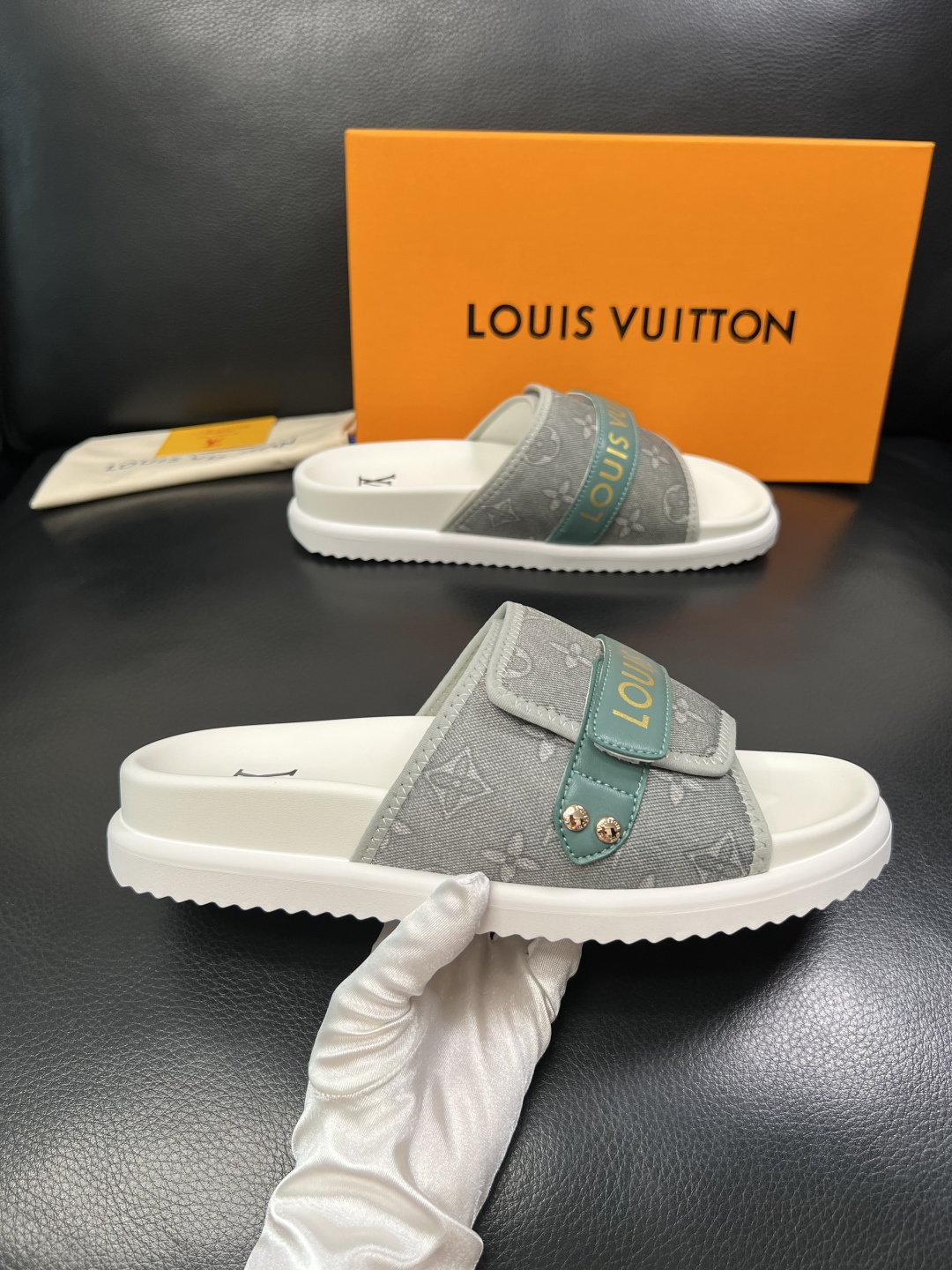 Lv  高品质  顶级工艺品  路易威登，拖鞋  专柜同步原厂配置，鞋面意大利进口，高品质拼接缤纷色彩复