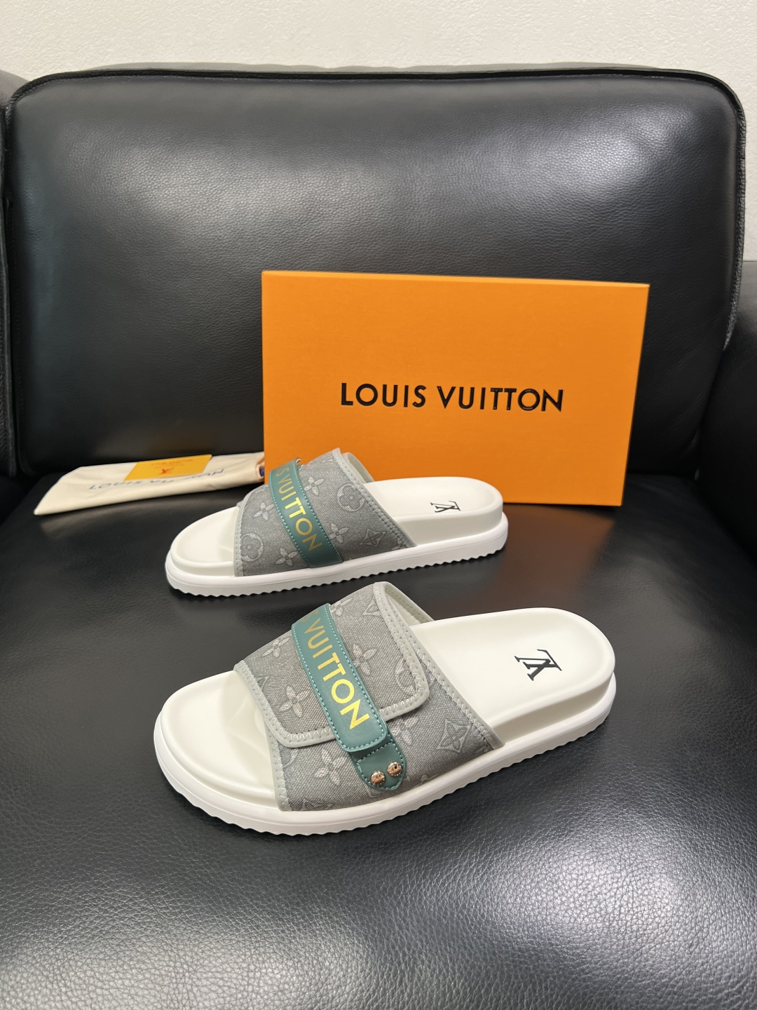 Lv  高品质  顶级工艺品  路易威登，拖鞋  专柜同步原厂配置，鞋面意大利进口，高品质拼接缤纷色彩复