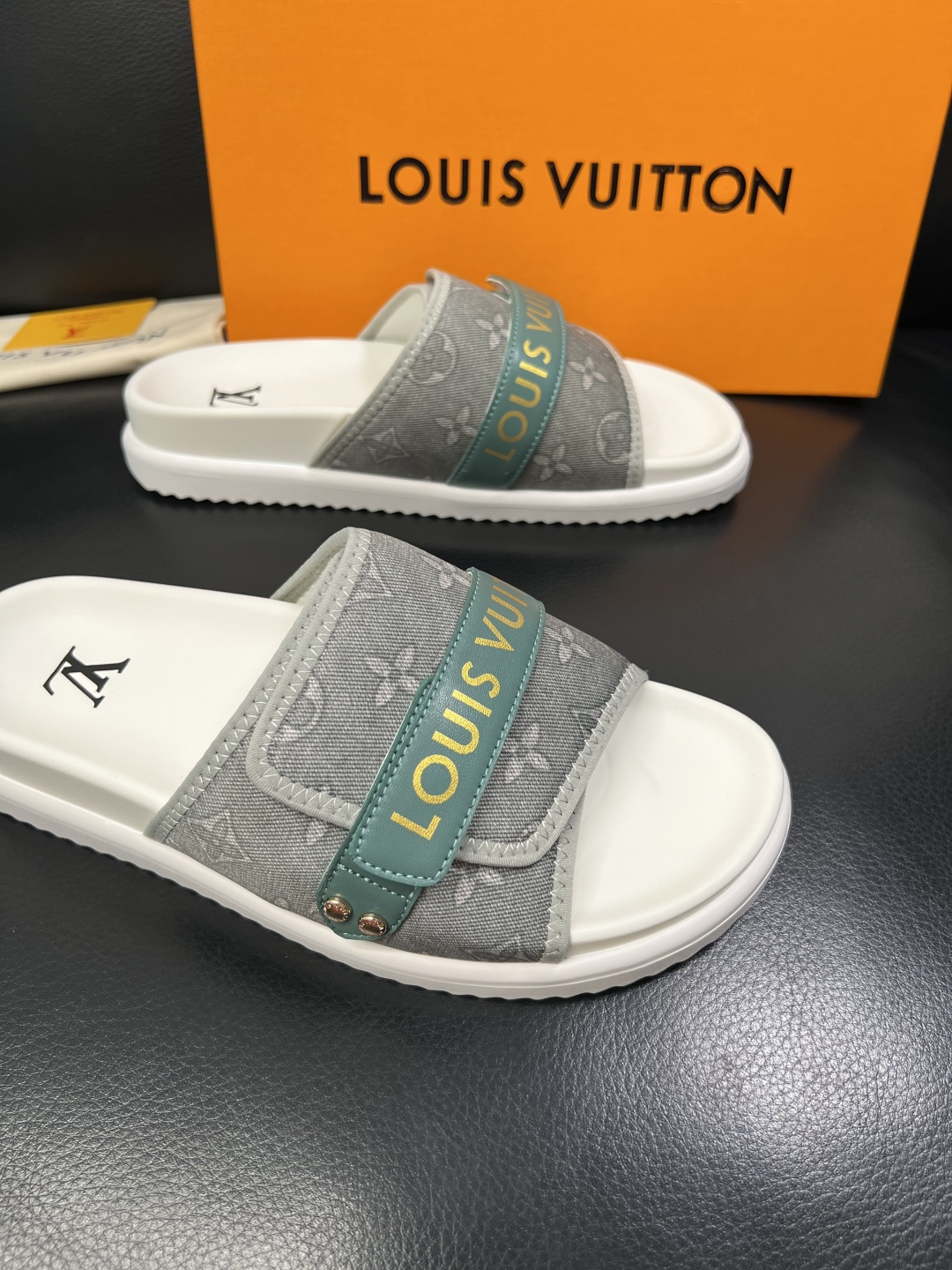 Lv  高品质  顶级工艺品  路易威登，拖鞋  专柜同步原厂配置，鞋面意大利进口，高品质拼接缤纷色彩复