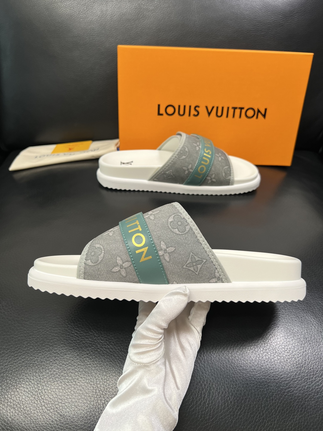 Lv  高品质  顶级工艺品  路易威登，拖鞋  专柜同步原厂配置，鞋面意大利进口，高品质拼接缤纷色彩复