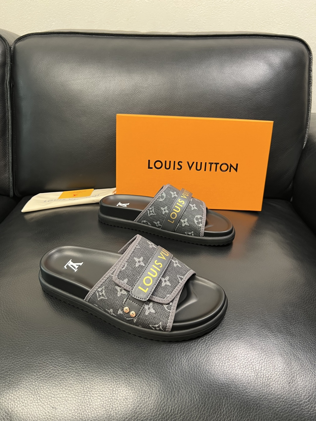 Lv  高品质  顶级工艺品  路易威登，拖鞋  专柜同步原厂配置，鞋面意大利进口，高品质拼接缤纷色彩复