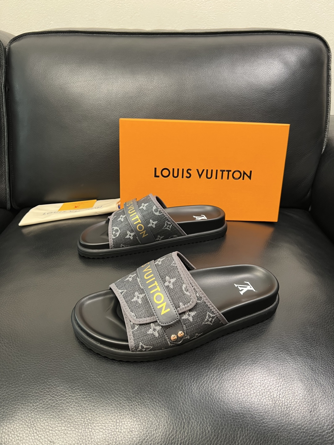 Lv  高品质  顶级工艺品  路易威登，拖鞋  专柜同步原厂配置，鞋面意大利进口，高品质拼接缤纷色彩复