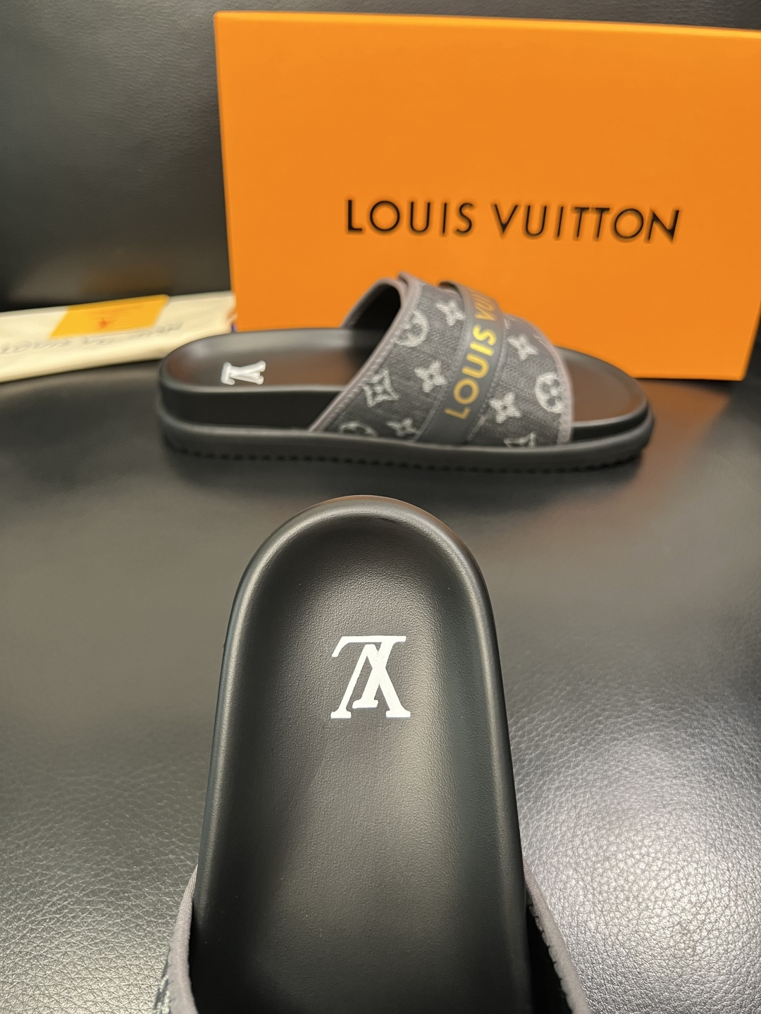 Lv  高品质  顶级工艺品  路易威登，拖鞋  专柜同步原厂配置，鞋面意大利进口，高品质拼接缤纷色彩复